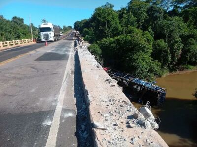 Imagem da notícia Motorista morre após caminhão despencar de ponte na BR-163, em Pedro Gomes